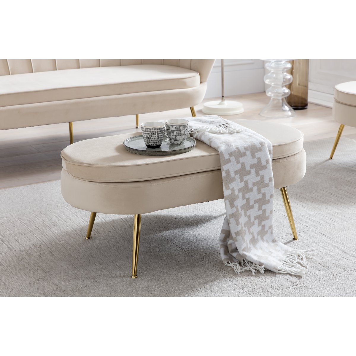 Poef ovaal van beige fluweel