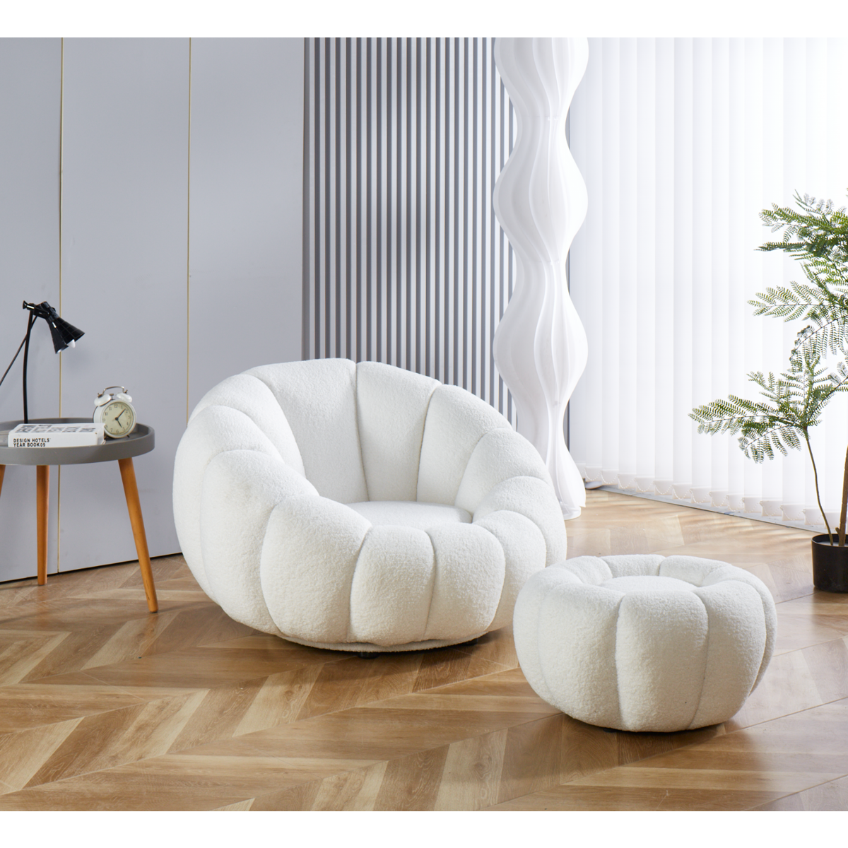 Fauteuil- en krukset gemaakt van wit teddybont