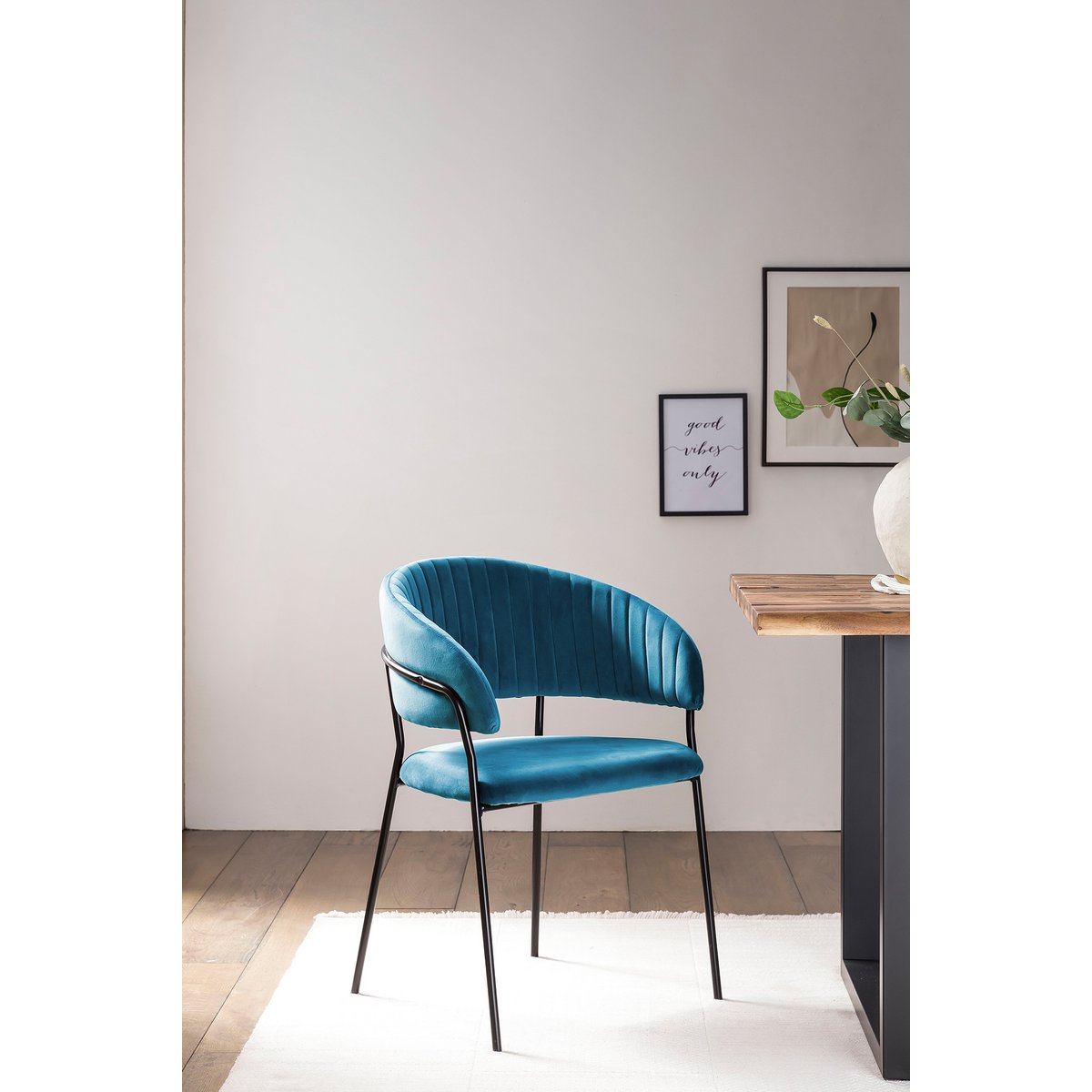 Fluwelen stoel met turquoise rugquilt