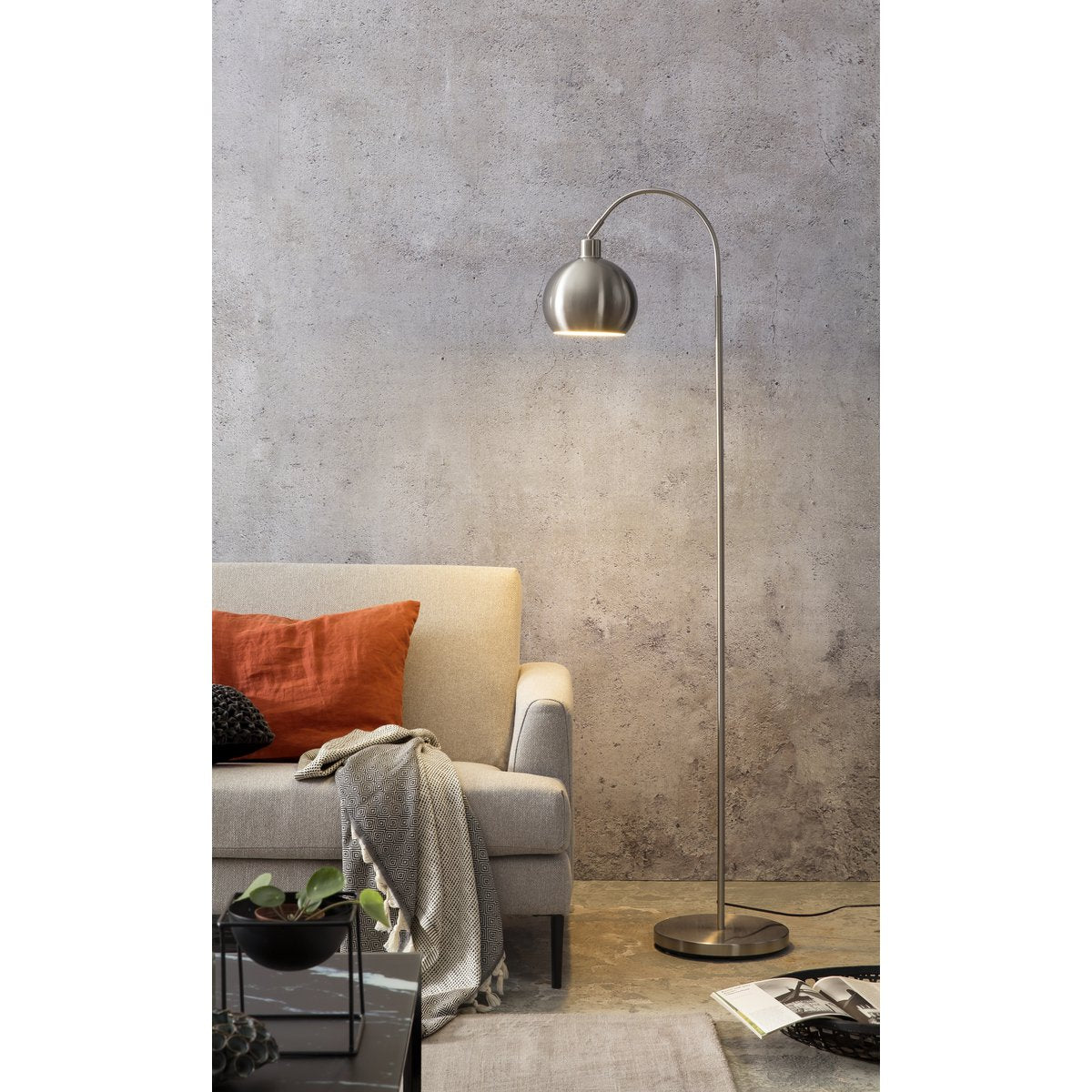 Vloerlamp van metaal met RVS look