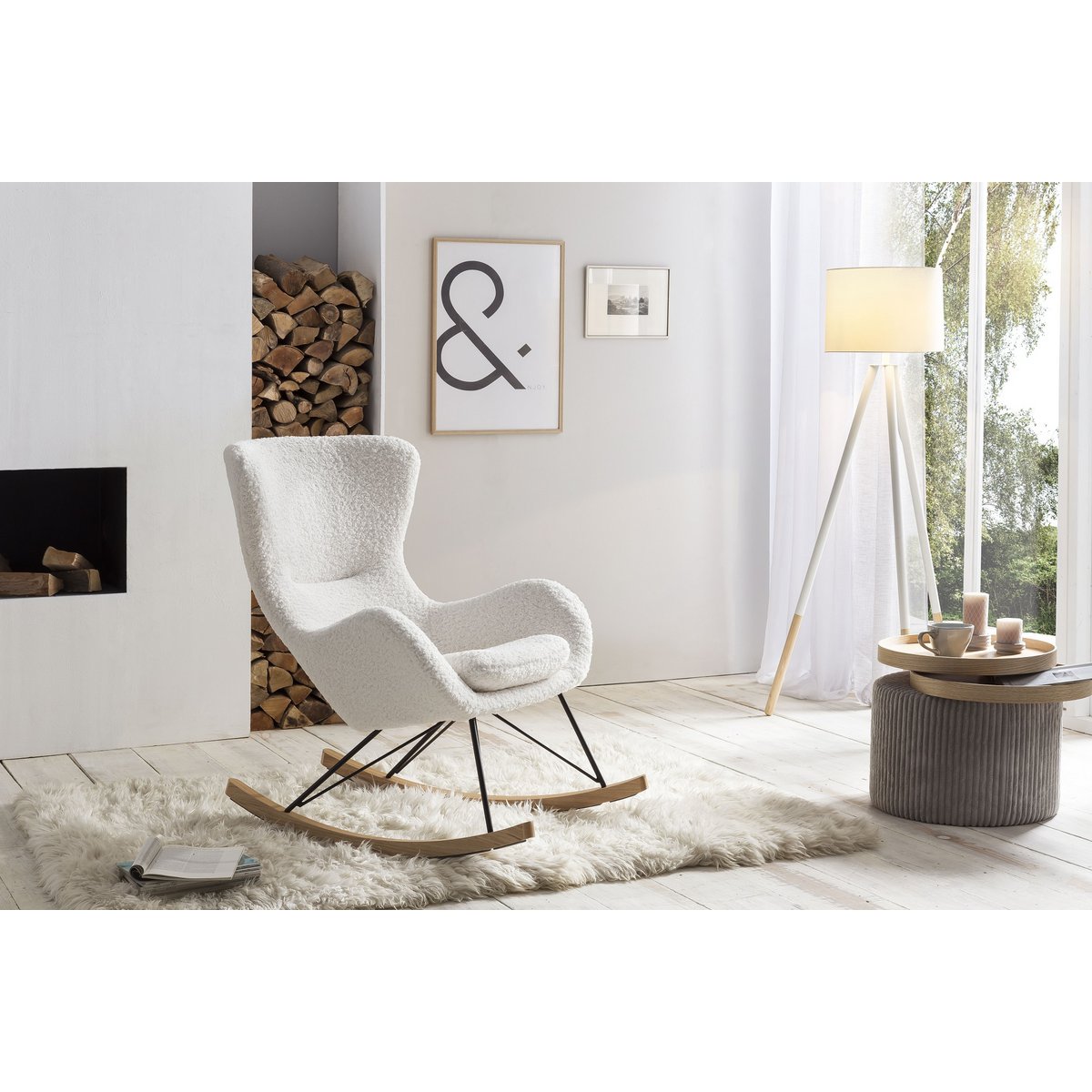 Staande lamp met houten frame en witte/natuurlijke stoffen kap