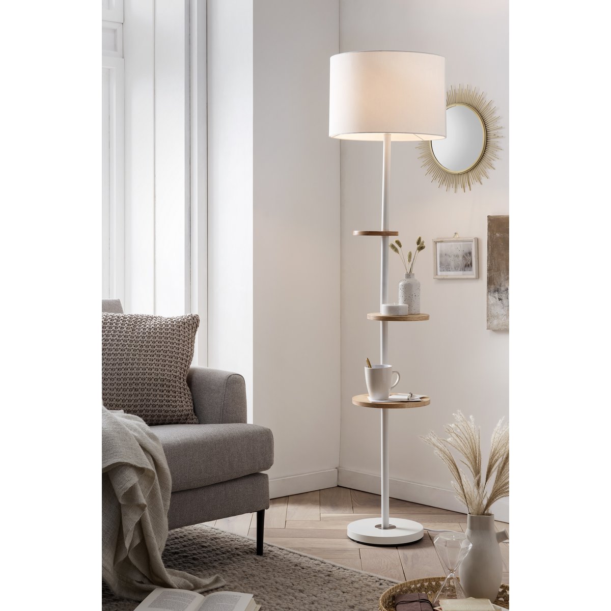 Staande lamp met 3 houten planken