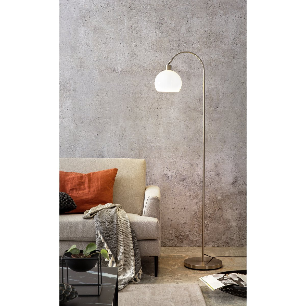 Metalen vloerlamp met kunststof kap