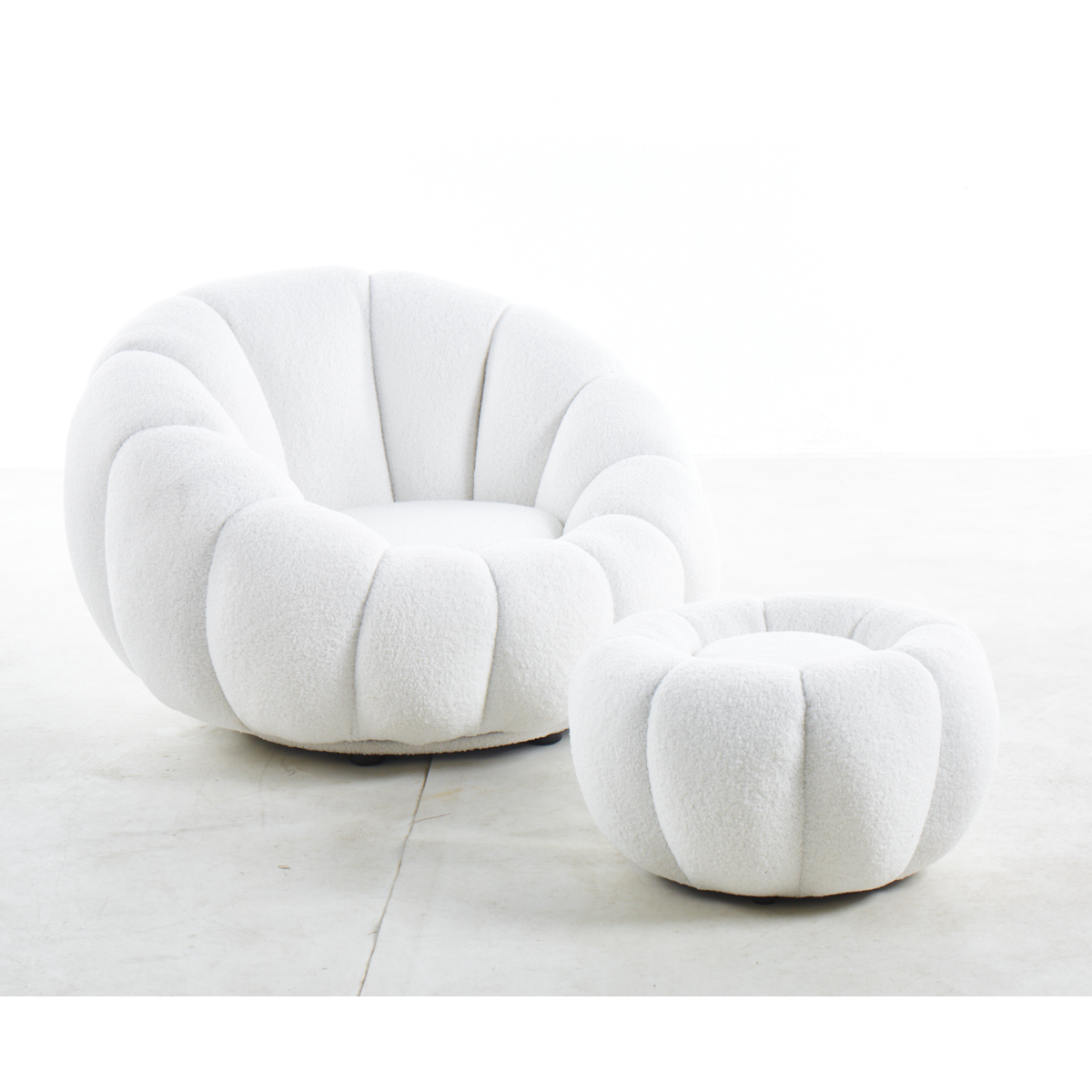 Fauteuil- en krukset gemaakt van wit teddybont