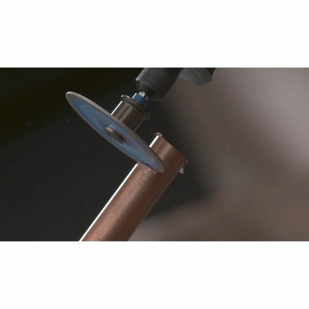 V8H6929FA3929DA2EF11AA2042470A543F8R4008215P3