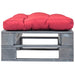 Tuinhocker met rood kussen pallet hout grijs