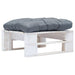 Tuinpoef met grijs kussen pallet hout wit