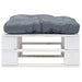 Tuinpoef met grijs kussen pallet hout wit