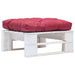 Tuinpoef met rood kussen pallet hout wit