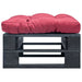 Tuinpoef met rood kussen pallet hout zwart
