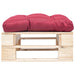 Tuinpoef met rood kussen pallet hout naturel