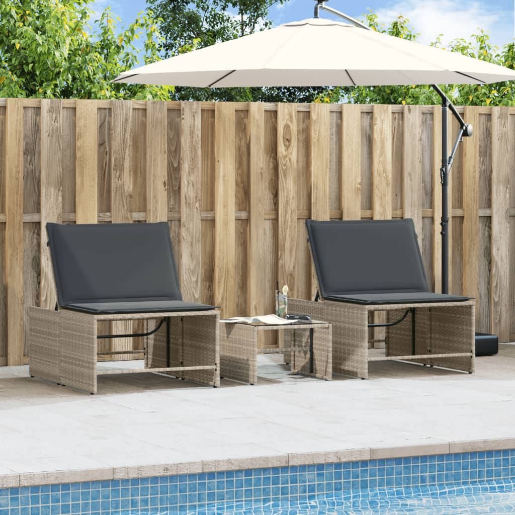 Ligstoelen 2 st met tafel lichtgrijs poly rattan