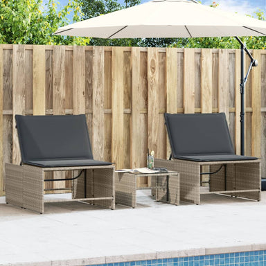 Ligstoelen 2 st met tafel lichtgrijs poly rattan