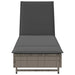 Ligbed met wielen en kussen poly rattan grijs