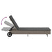 Ligbed met wielen en kussen poly rattan grijs