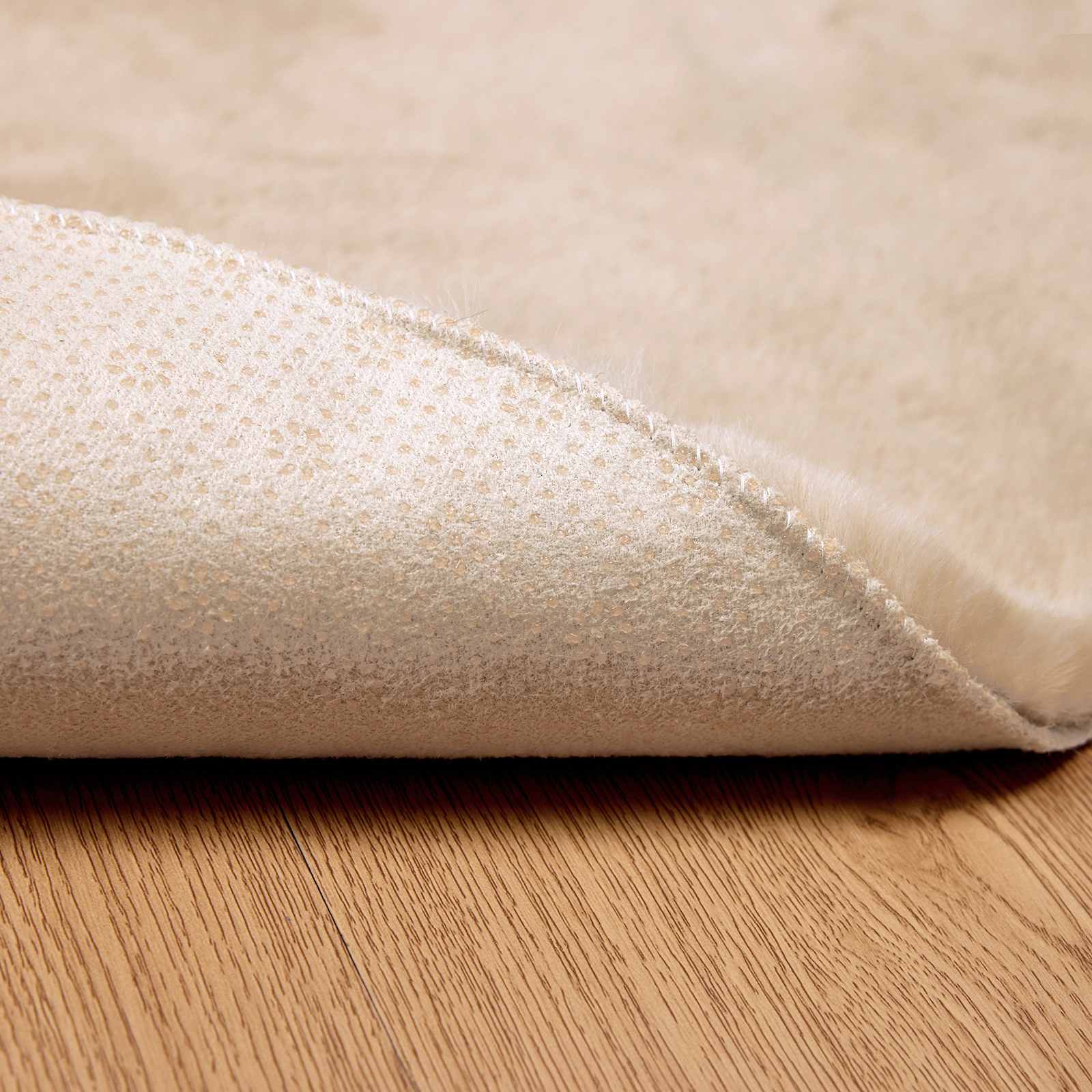 Antislip vloerkleed van imitatie konijnenbont OLITE Taupe