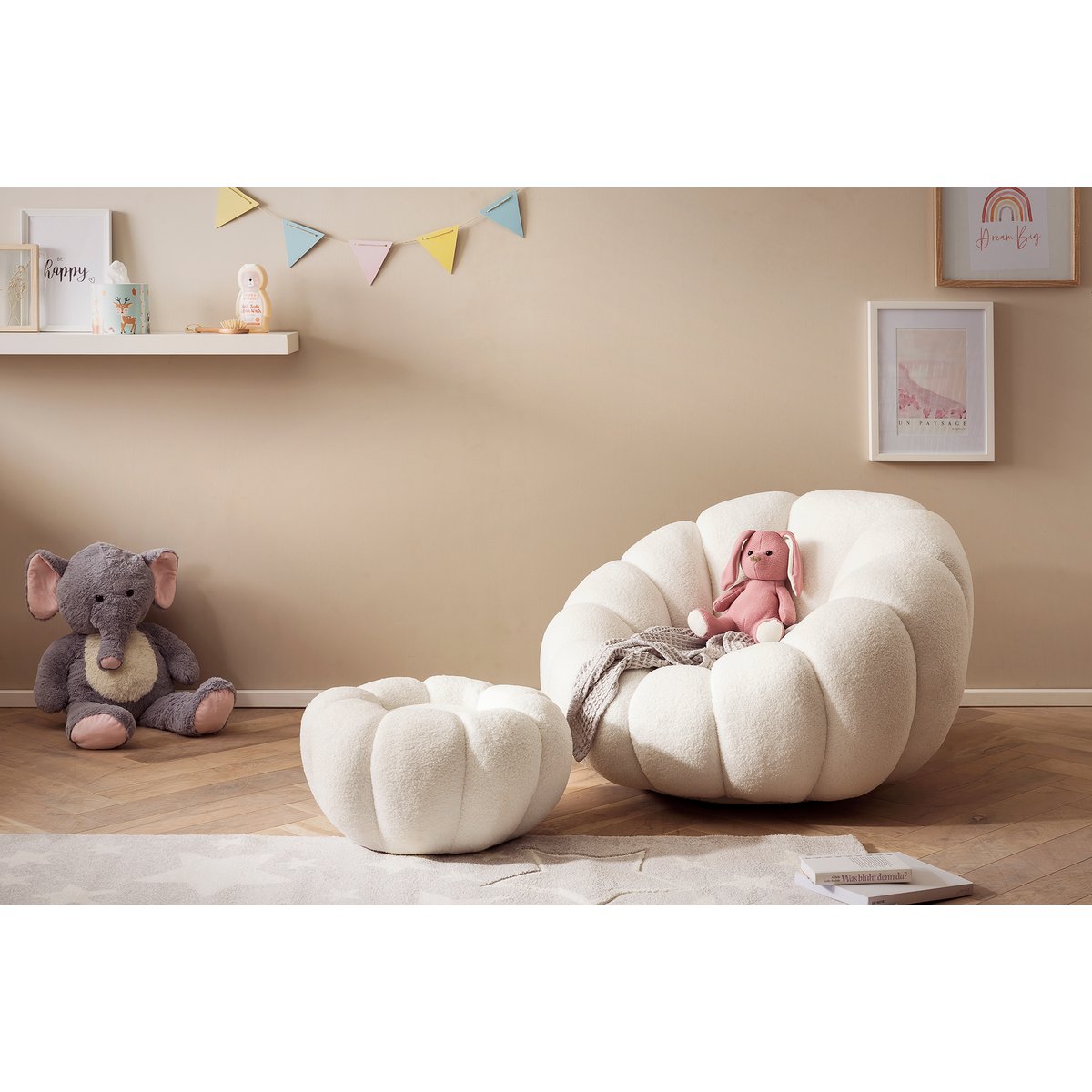 Fauteuil- en krukset gemaakt van wit teddybont