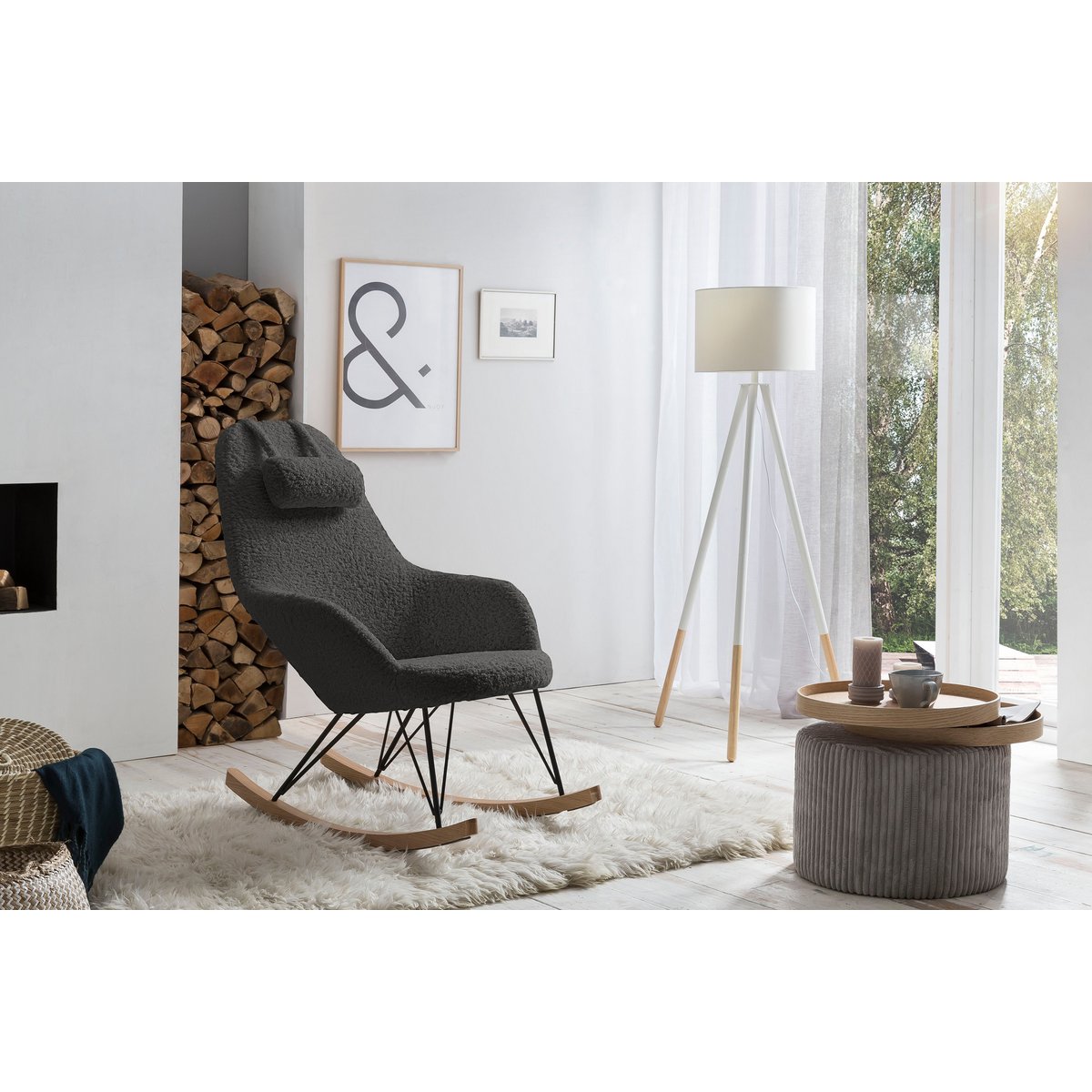 Staande lamp met houten frame en witte/natuurlijke stoffen kap