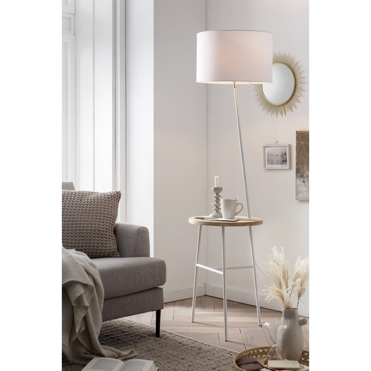 Vloerlamp met houten dienblad