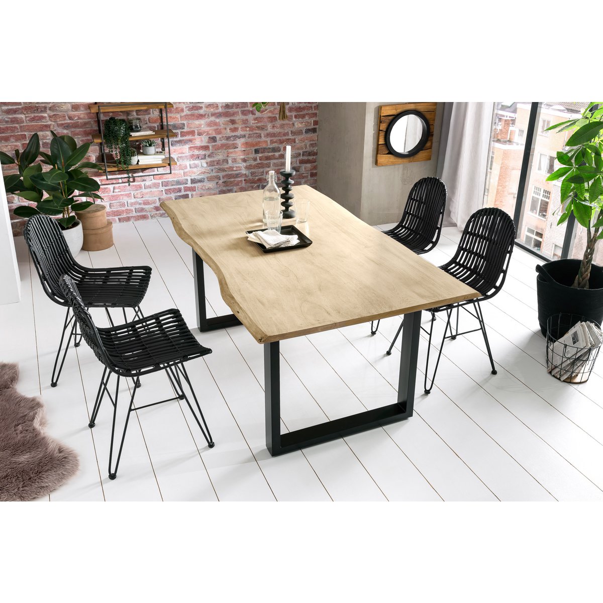 Tafel 140 x 80 cm, licht gekalkt blad, zwart frame