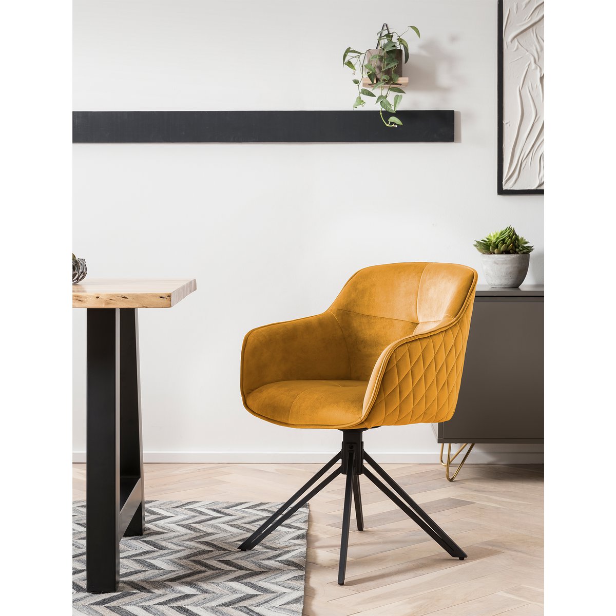 Fauteuil met gele honingraatquilt
