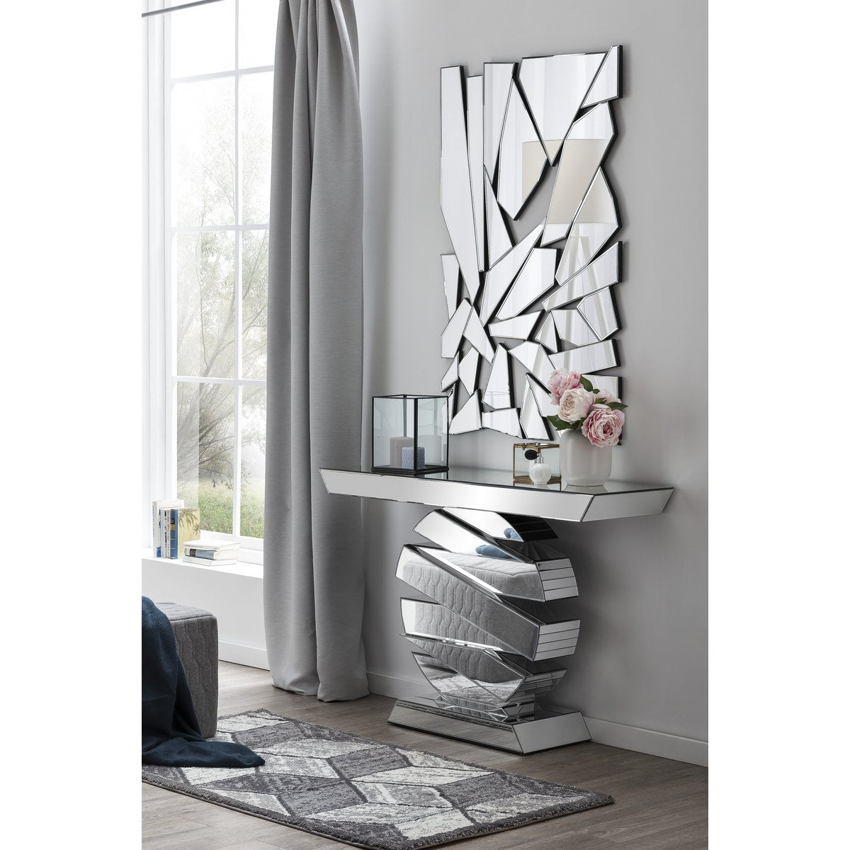 Tafel gemaakt van MDF met spiegelglas, ronde voet