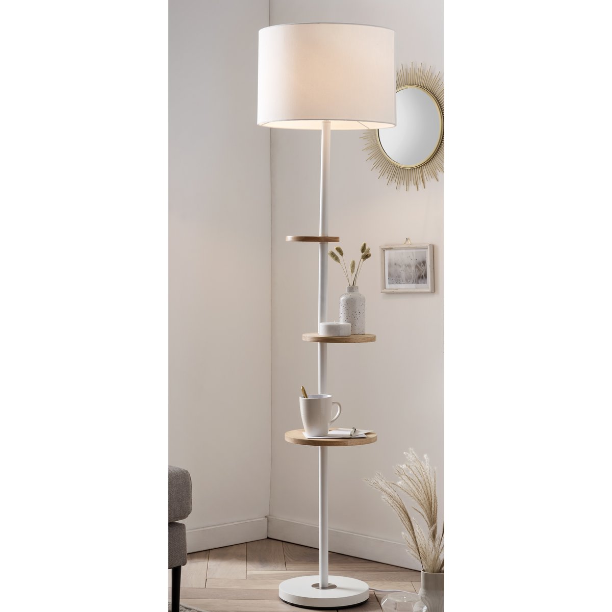 Staande lamp met 3 houten planken