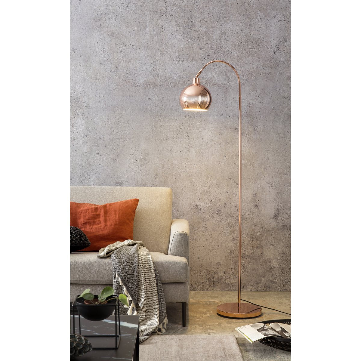 Metalen vloerlamp met koperen afwerking